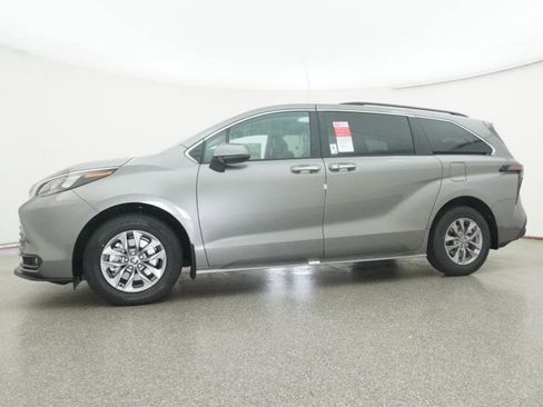 New 2026 Toyota Sienna XLE image 21