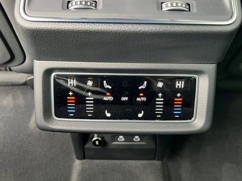 Certified 2023 Audi e-tron S Premium Plus image 20