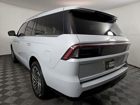 New 2025 Lincoln Navigator Reserve image 7