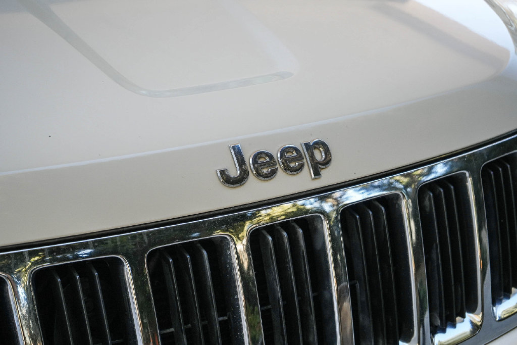 Used 2012 Jeep Grand Cherokee Laredo w/ Laredo E Group AWD/4WD image 9