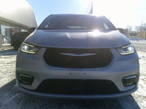 Used 2024 Chrysler Pacifica Touring-L image 9
