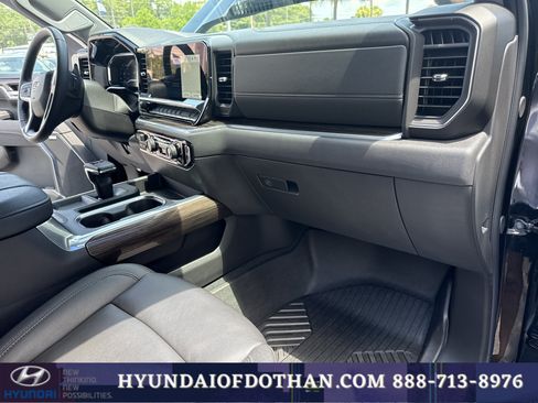Used 2025 Chevrolet Silverado 1500 LT Trail Boss w/ Convenience Package II AWD/4WD image 4