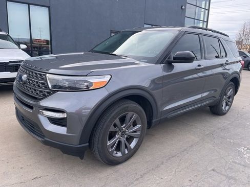 Used 2022 Ford Explorer XLT w/ Equipment Group 202A image 2