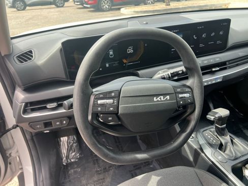 Used 2025 Kia K4 LXS image 28