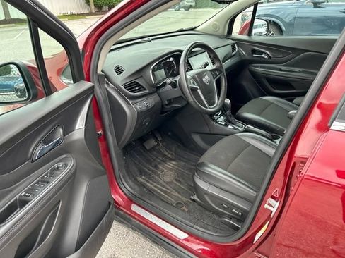 Used 2021 Buick Encore Preferred FWD image 2