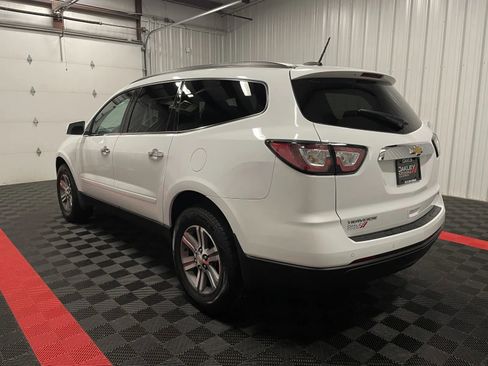 Used 2017 Chevrolet Traverse LT image 2