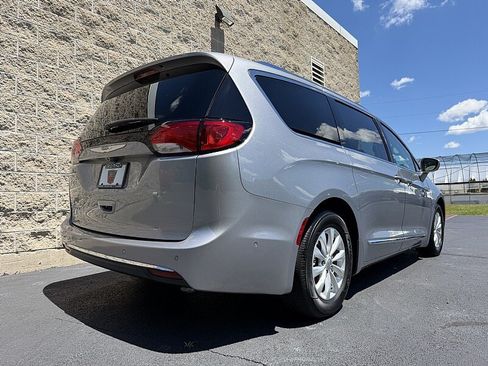 Used 2019 Chrysler Pacifica Touring-L w/ Advanced Safetytec Group FWD image 3
