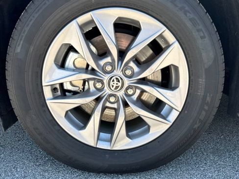 Used 2026 Toyota Sienna LE FWD image 5