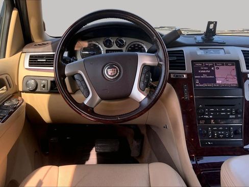 Used 2014 Cadillac Escalade Luxury RWD image 5