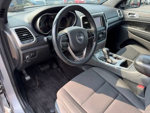 Used 2019 Jeep Grand Cherokee Laredo AWD/4WD image 19