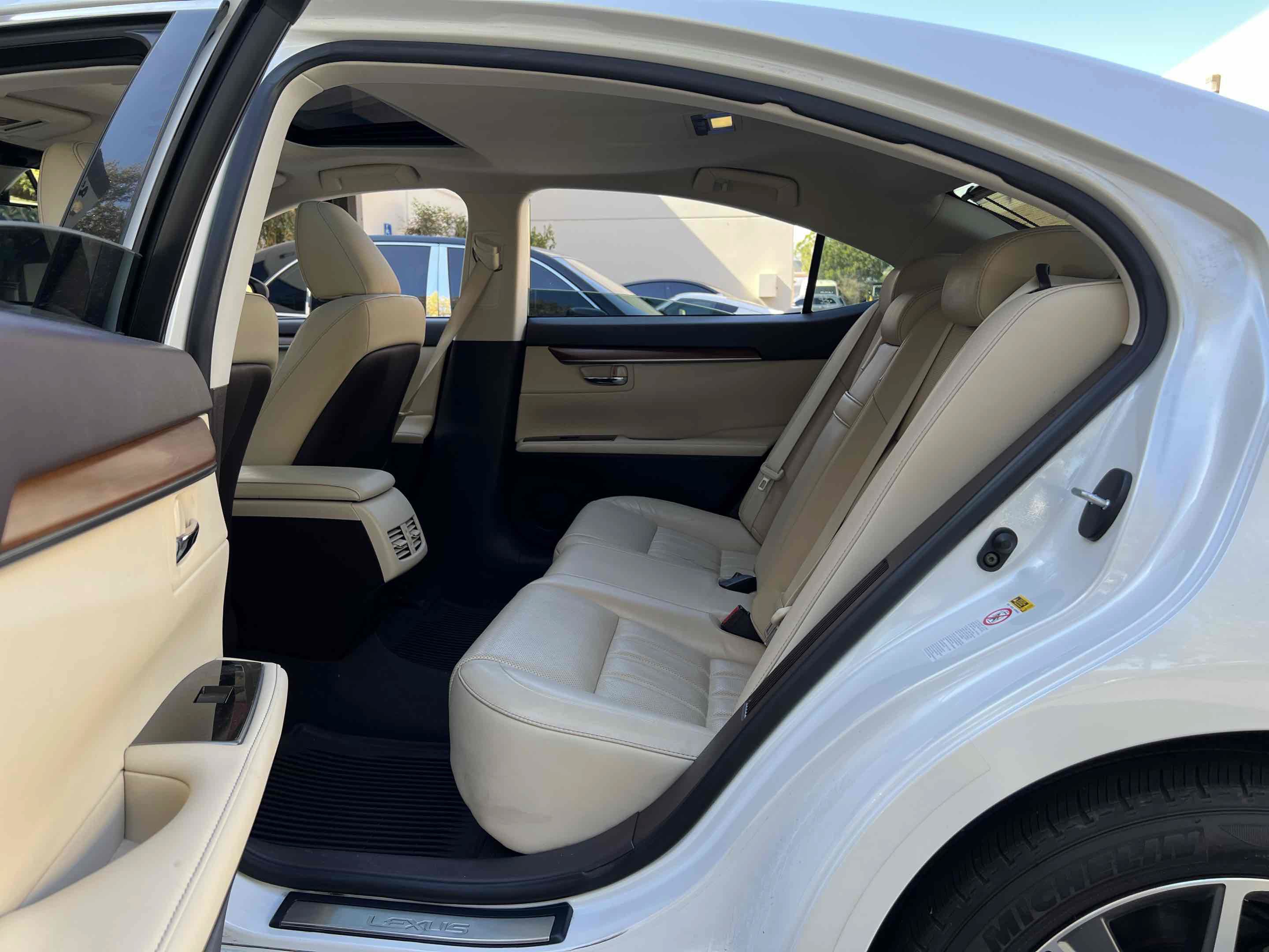 Used 2018 Lexus ES 300h w/ Luxury Package FWD image 5