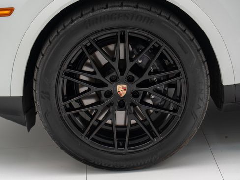 Certified 2026 Porsche Cayenne AWD/4WD image 12