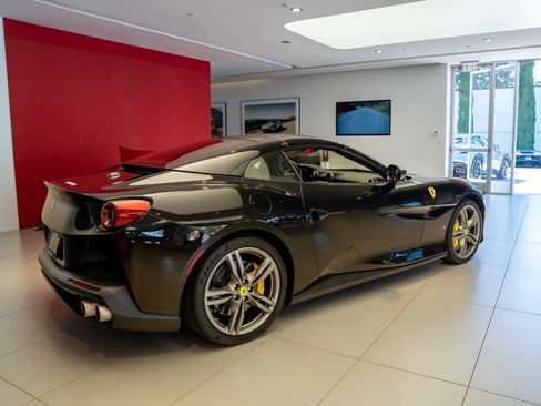 Used 2019 Ferrari Portofino RWD image 35