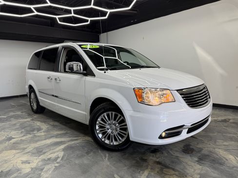 Used 2015 Chrysler Town & Country Touring-L w/ Driver Convenience Group image 6