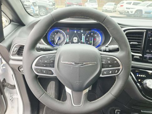 Used 2025 Chrysler Pacifica Select FWD image 19