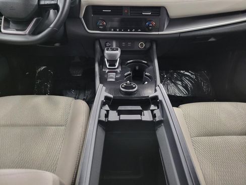 Used 2025 Nissan Rogue SV image 18