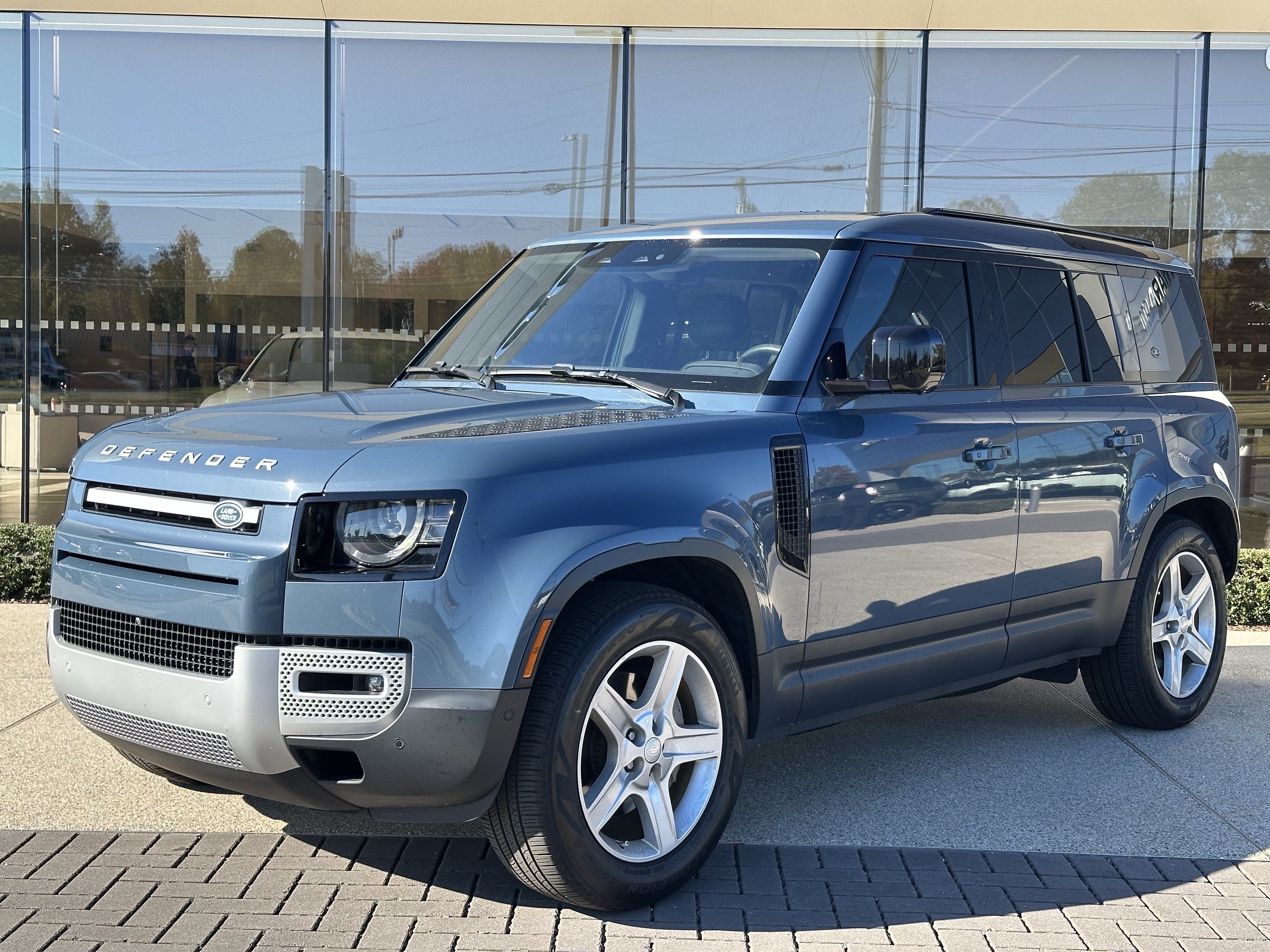 Used 2020 Land Rover Defender 110 SE AWD/4WD image 2