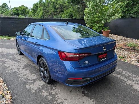 Used 2022 Volkswagen Jetta SE w/ Panoramic Sunroof Package FWD image 3