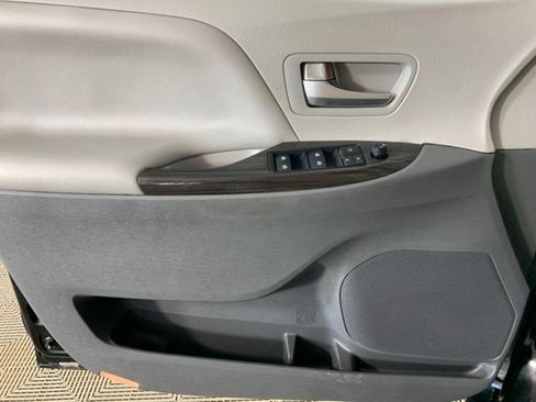 Used 2018 Toyota Sienna XLE FWD image 35