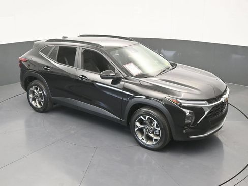 Used 2025 Chevrolet Trax LT FWD image 50