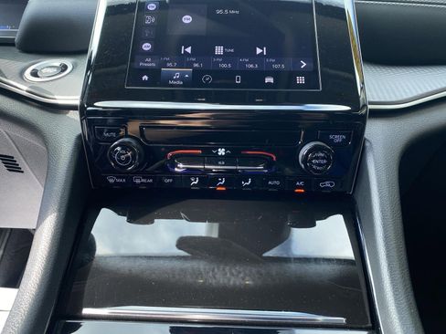 Used 2023 Jeep Grand Cherokee Laredo image 33