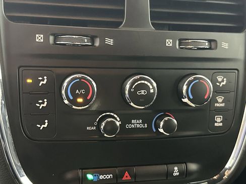 Used 2019 Dodge Grand Caravan SXT w/ Rear Park Assist Package FWD image 19