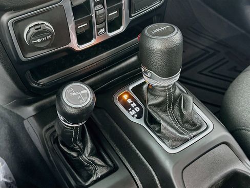 Used 2024 Jeep Gladiator Sport AWD/4WD image 16