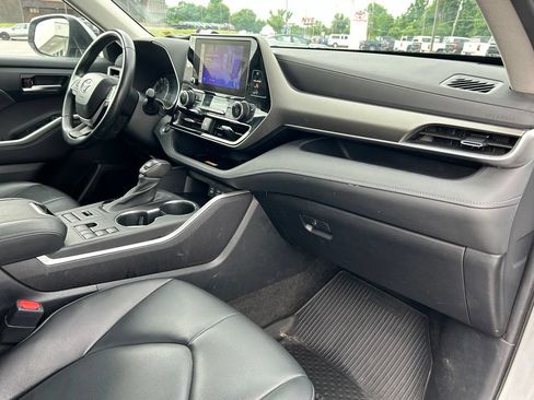 Used 2023 Toyota Highlander XLE AWD/4WD image 41