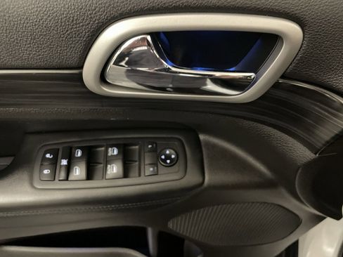 Used 2020 Jeep Grand Cherokee Laredo image 17