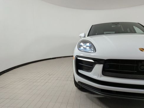Certified 2025 Porsche Macan AWD/4WD image 12