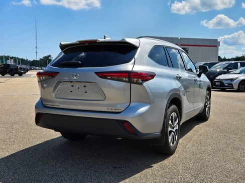 Used 2022 Toyota Highlander XLE AWD/4WD image 6