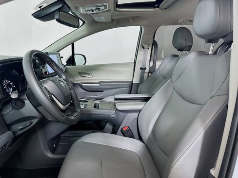 Used 2023 Toyota Sienna XLE FWD image 8