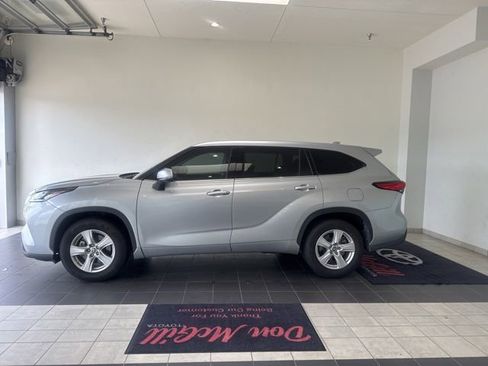 Used 2021 Toyota Highlander L FWD image 1
