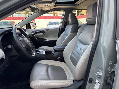 Used 2023 Toyota RAV4 XLE Premium image 28