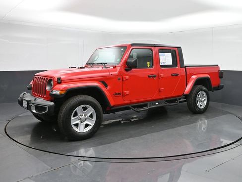 Used 2023 Jeep Gladiator Sport image 3
