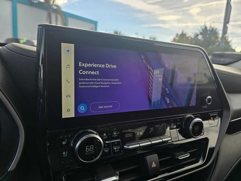 Used 2023 Toyota Highlander Limited image 28