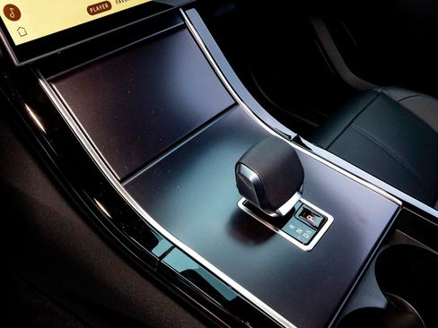 New 2026 Land Rover Range Rover Velar Dynamic SE image 27