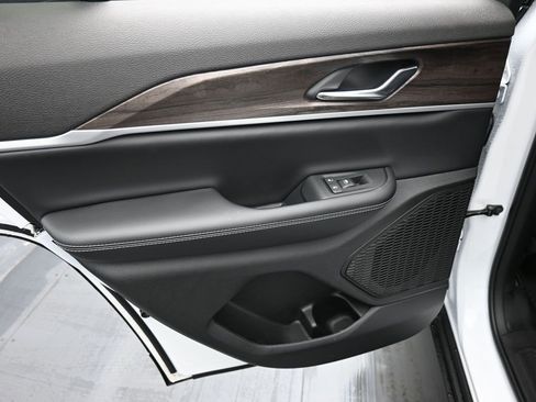 New 2026 Jeep Grand Cherokee Laredo image 11