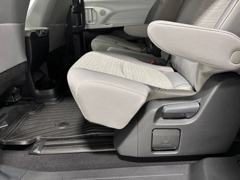 Used 2026 Toyota Sienna LE FWD image 46