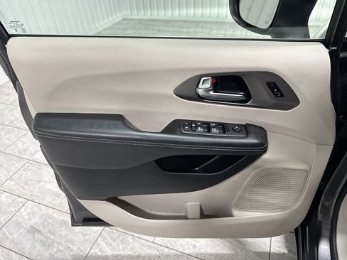 Used 2023 Chrysler Pacifica Touring-L image 23