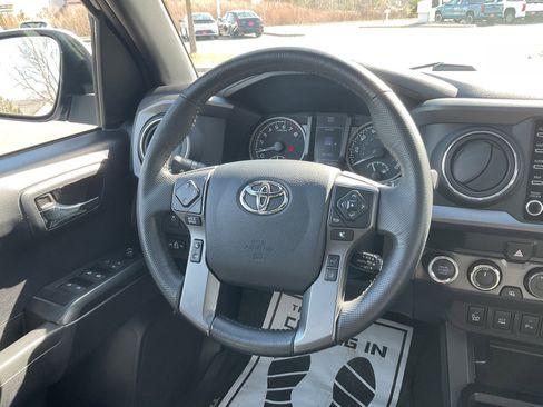 Used 2020 Toyota Tacoma TRD Off-Road w/ TRD Premium Off Road Package image 18