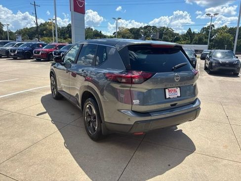 Used 2024 Nissan Rogue SV FWD image 5