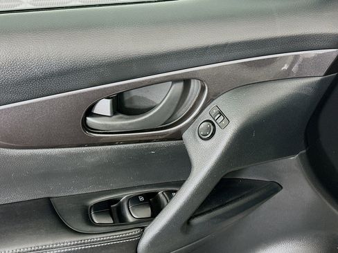 Used 2020 Nissan Rogue S image 15