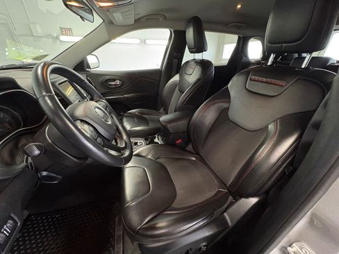 Used 2020 Jeep Cherokee Trailhawk image 17