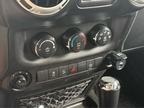 Used 2018 Jeep Wrangler Unlimited Sahara AWD/4WD image 36
