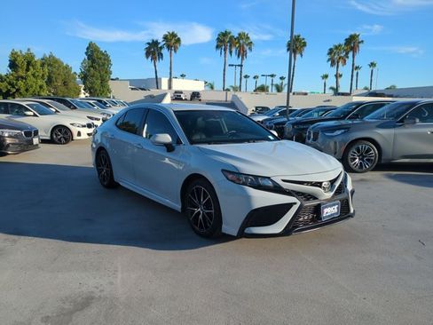 Used 2022 Toyota Camry SE w/ Carpet Mat Package (TMS) FWD image 3