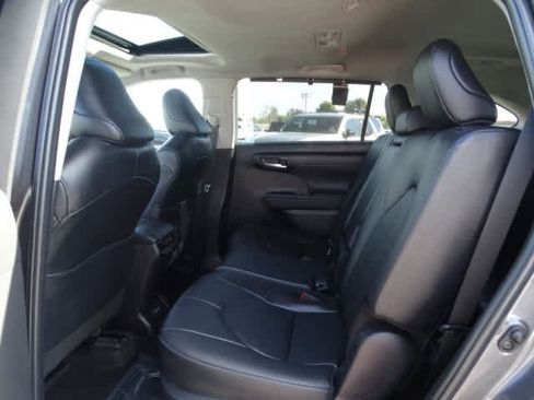 Used 2025 Toyota Highlander XLE image 21