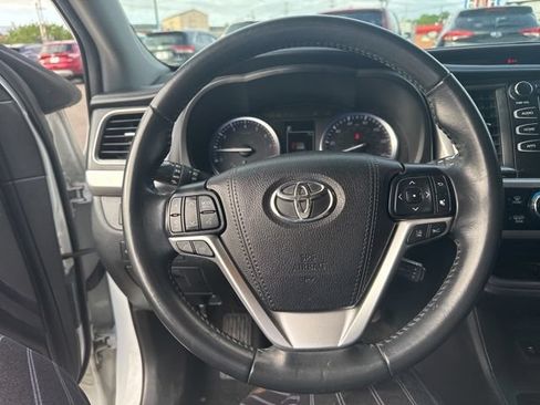 Used 2019 Toyota Highlander XLE AWD/4WD image 24