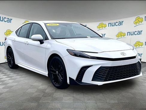 Used 2025 Toyota Camry SE FWD image 1