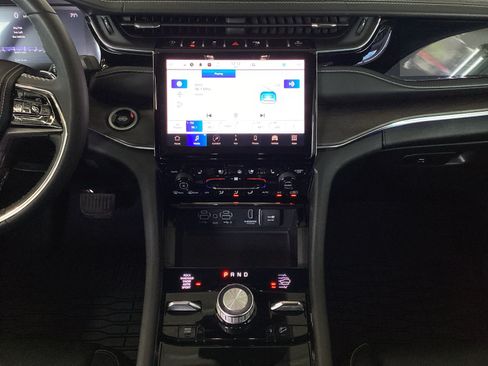 Used 2023 Jeep Grand Cherokee Overland w/ Luxury Tech Group IV AWD/4WD image 11